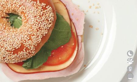 Bagel de jamón de pierna y queso gouda.