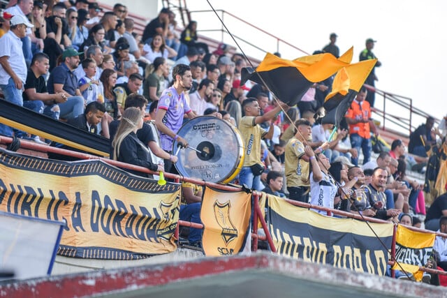 Hinchada de Águilas Doradas, presente en el estadio Alberto Grisales.
