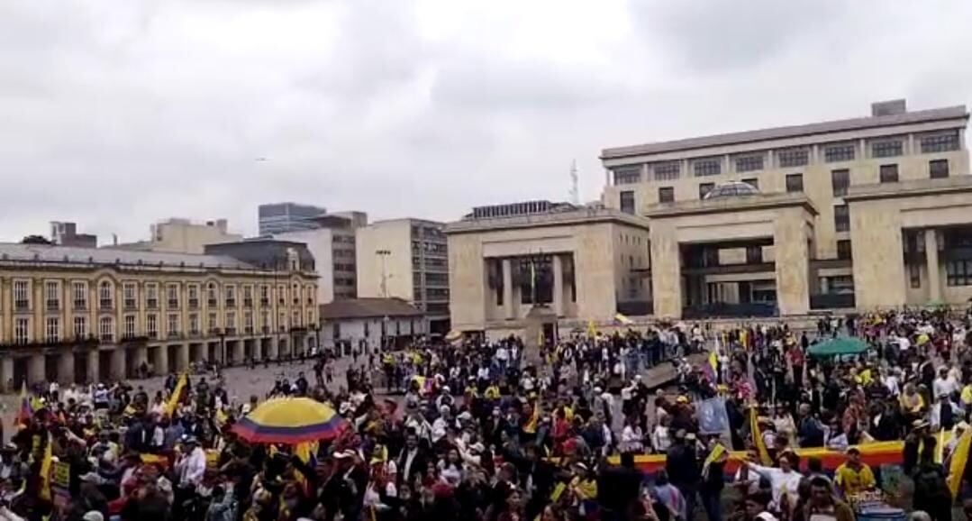 Manifestación en la Plaza de Bolívar en contra de las reformas del gobierno nacional.