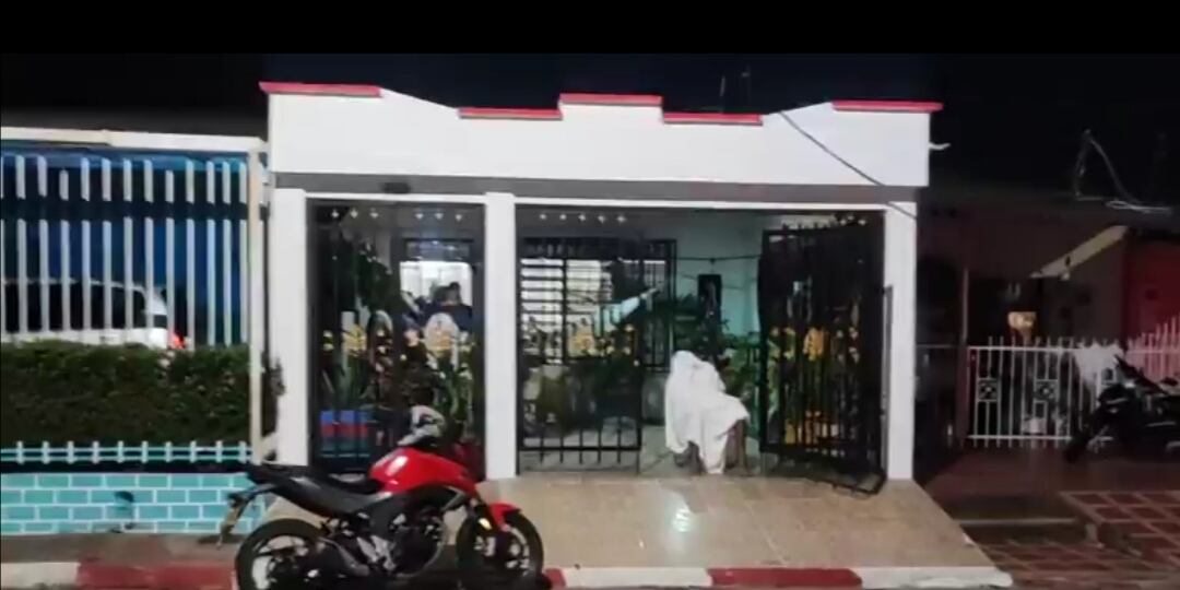 La víctima estaba sentada frente a su vivienda.