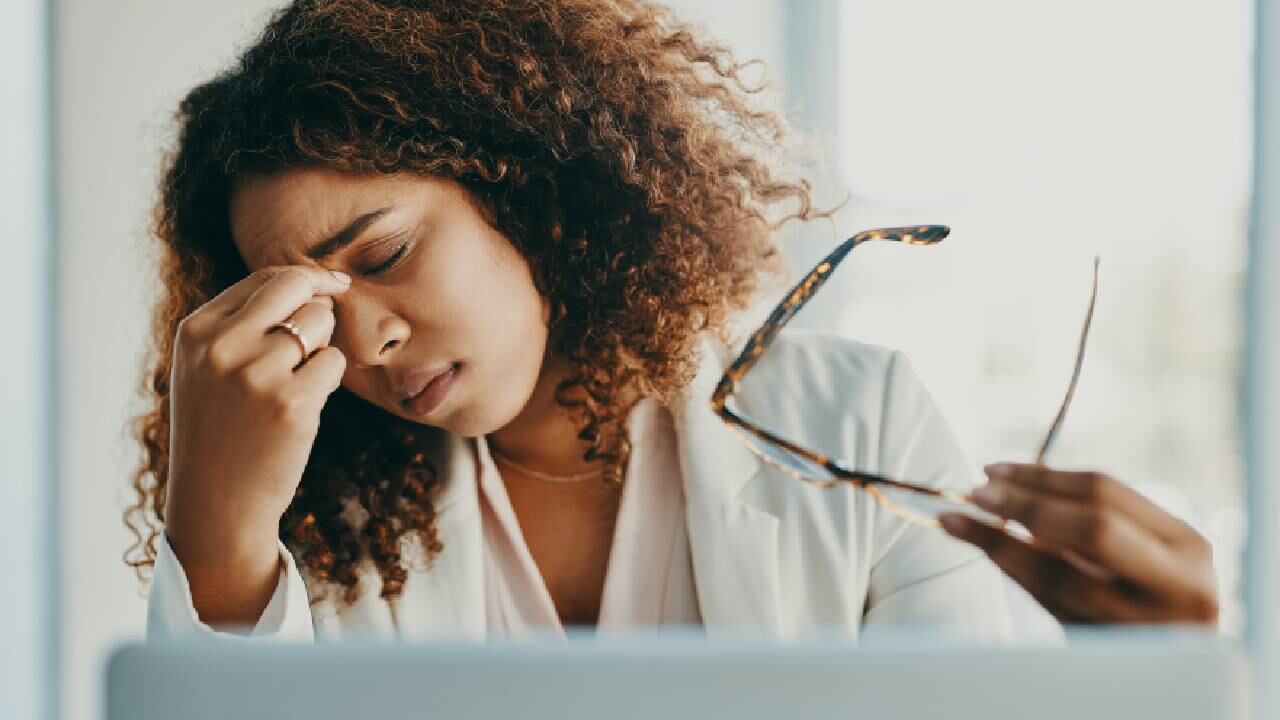 La visión borrosa hace que las personas vean los objetos desenfocados y con opacidad. Foto: GettyImages.