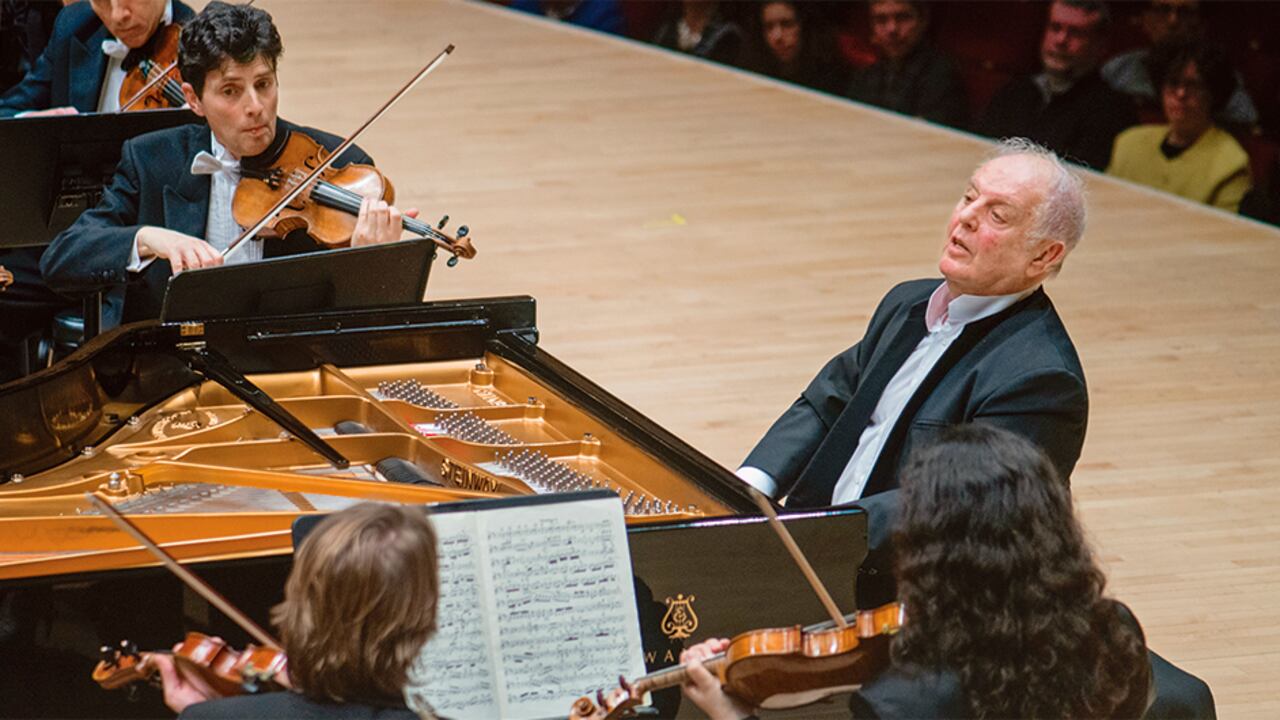 Barenboim encabeza la Staatskapelle de Berlín en una actuación en el Carnegie Hall de Nueva York.