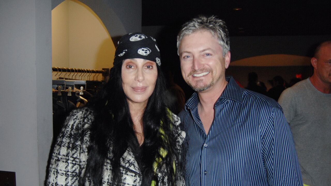 Cher con Elijah Blue en Malibu en 2010.