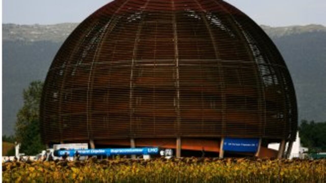 El 'Globoe' de madera, situado a la entrada de la Organización Europea de
Investigación Nuclear, CERN, en Ginebra, Suiza. El colisionador de partículas más grande del mundo completó con éxito su
primera prueba de disparar un haz de protones por un túnel de 17
millas (27 kilómetros)