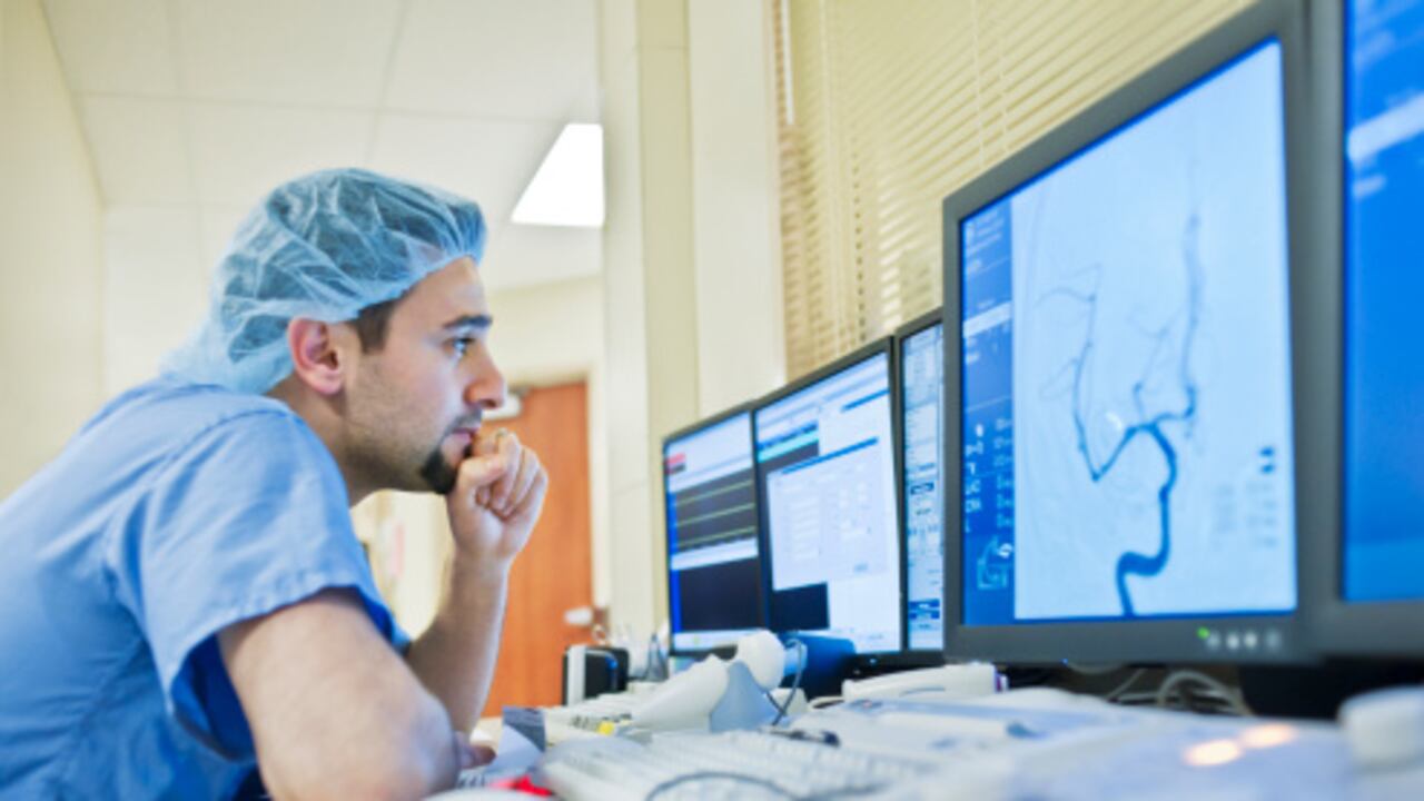 Un aneurisma cerebral es una enfermedad cerebrovascular que se caracteriza por una dilatación de la pared arterial que puede desencadenar en una rotura.