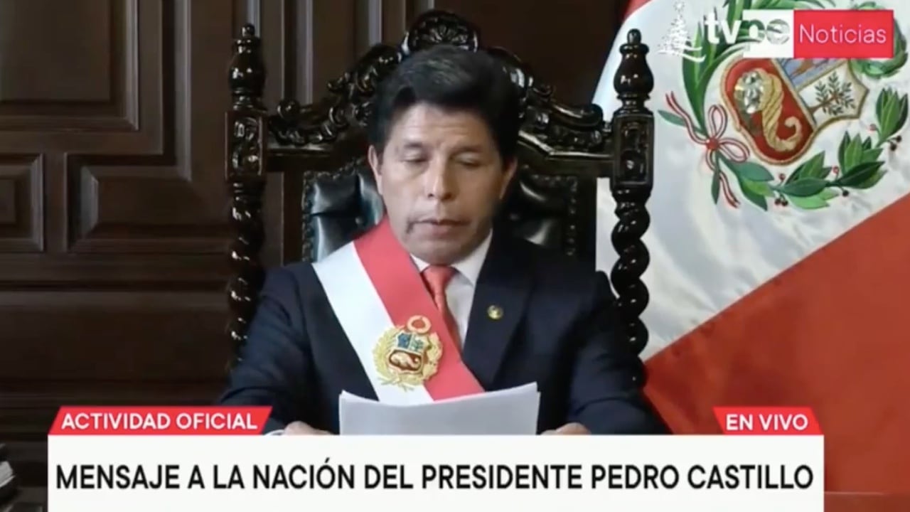 Momento en el que el presidente de Perú, Pedro Castillo, da la orden de disolver el Congreso de la República