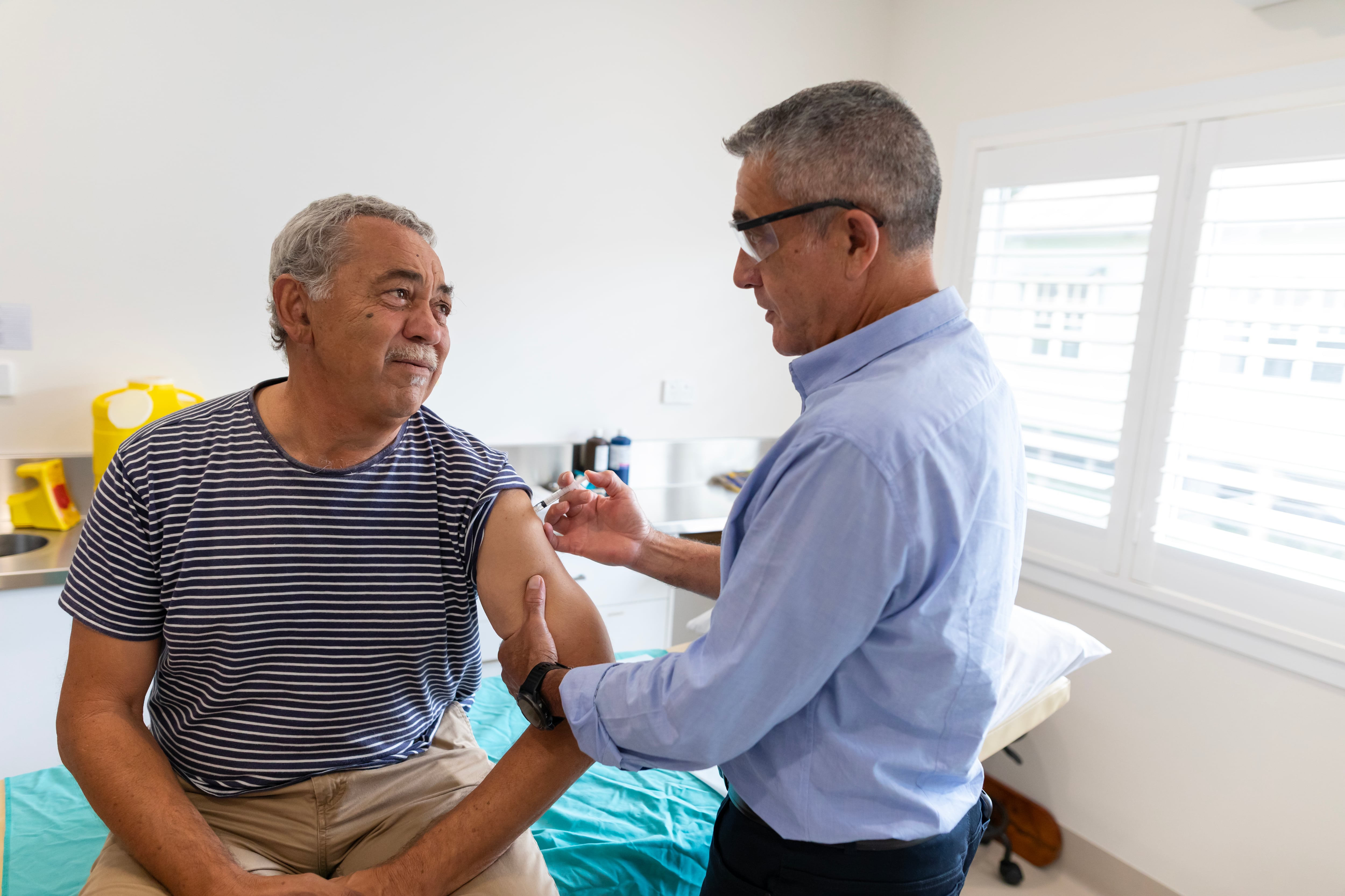 Tradicionalmente, la vacunación se ha asociado con la infancia; sin embargo, su valor a lo largo de la vida, especialmente en la adultez, es igualmente significativo.