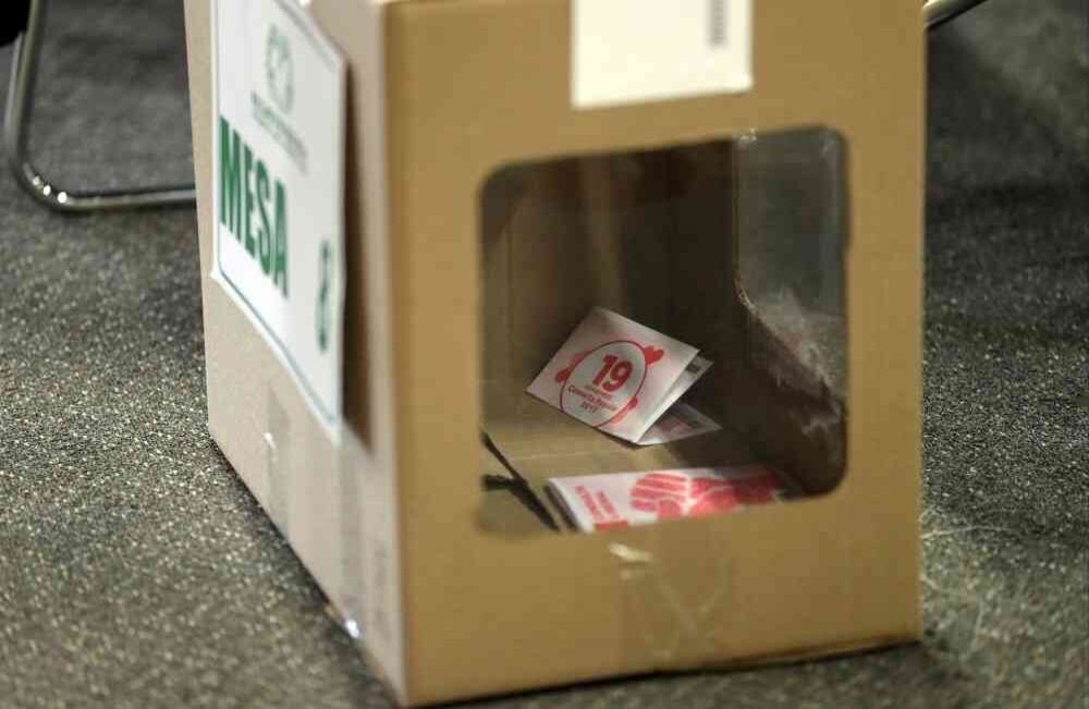  Poca asistencia de votantes, se aprecia en una urna, en Corferias, el domingo 19 de noviembre de 2017, durante la jornada electoral en la que el Partido Liberal escogerá su candidato único para las presidenciales de 2018, entre Humberto De la Calle Lombana y Juan Fernando Cristo  . Foto: Carlos Julio Martínez / SEMANA