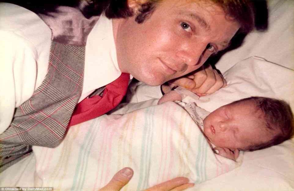 Donald Trump con su primer hijo Donald Junior. Foto: DailyMail.com