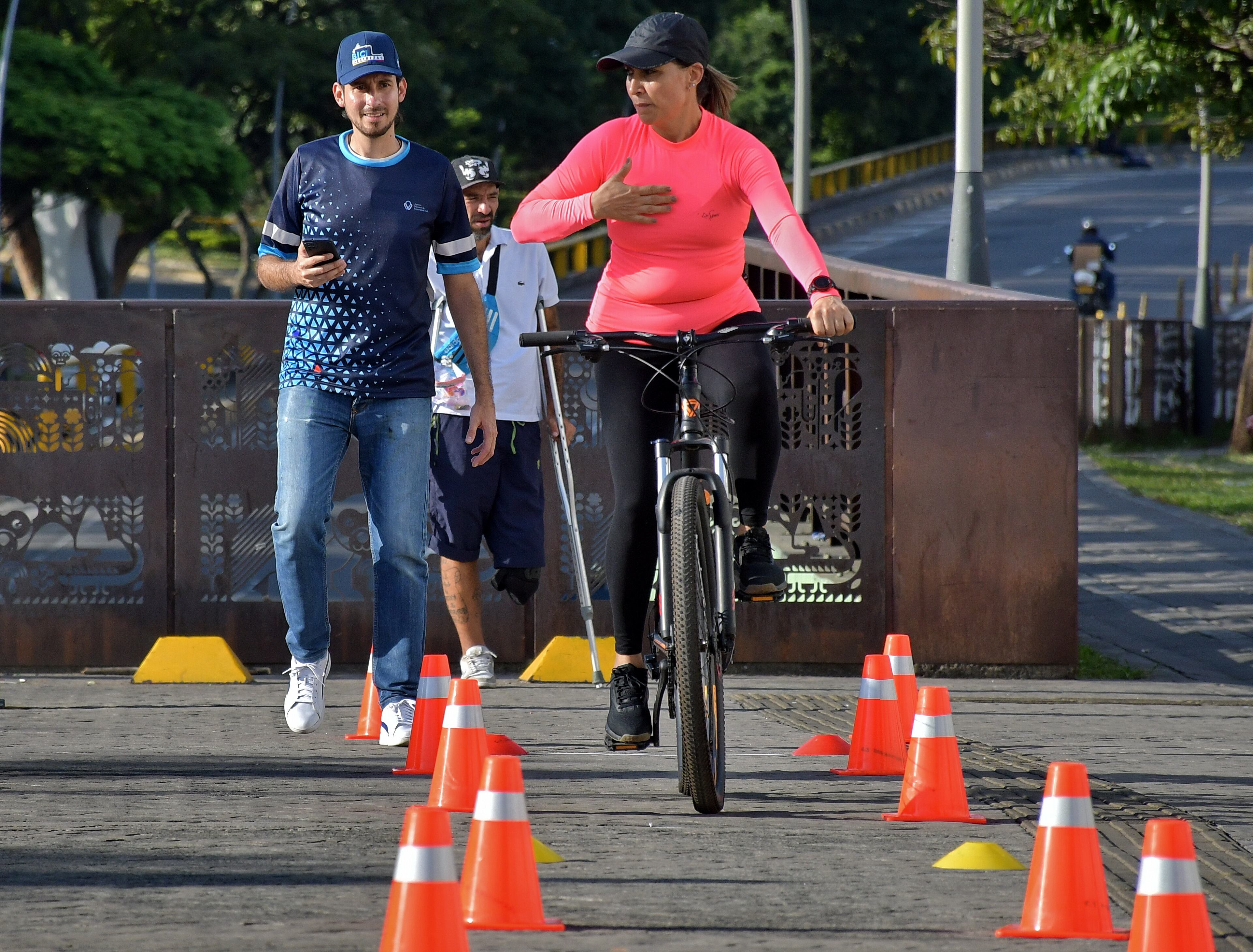 En el bulevar del rio, hoy se promovió la movilidad segura de los usuarios de bicicleta y todos los actores viales, con un programa llamado BICIDESTREZAS. Fotos Raúl Palacios / El País / 23 de Junio del 2023 cali.
