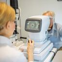 La vitamina C reduce las cataratas.