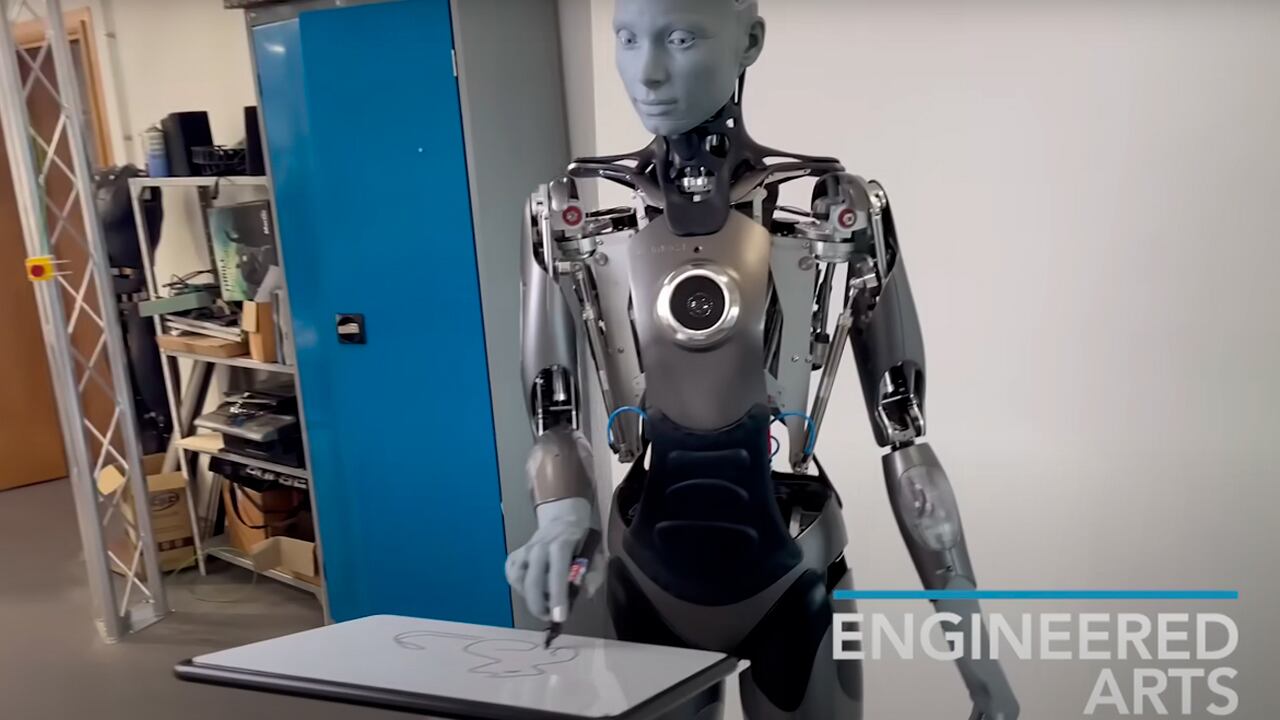 El robot humanoide Ameca manifestó una entidad única con personalidad y consciente de su existencia.