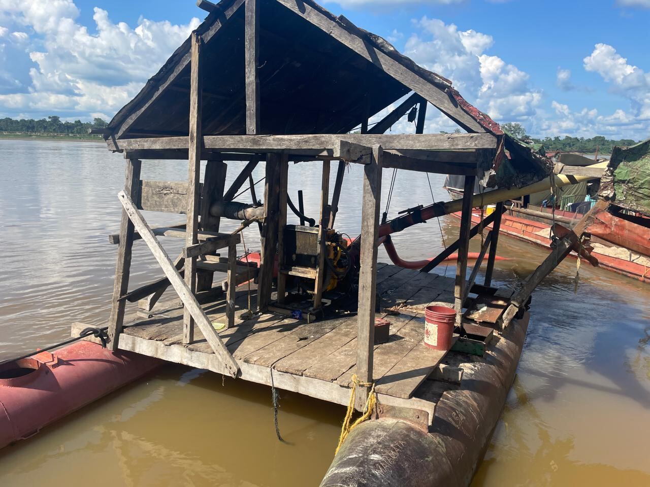 Maquinaría destruida que era usada para minería ilegal en el Guainía.