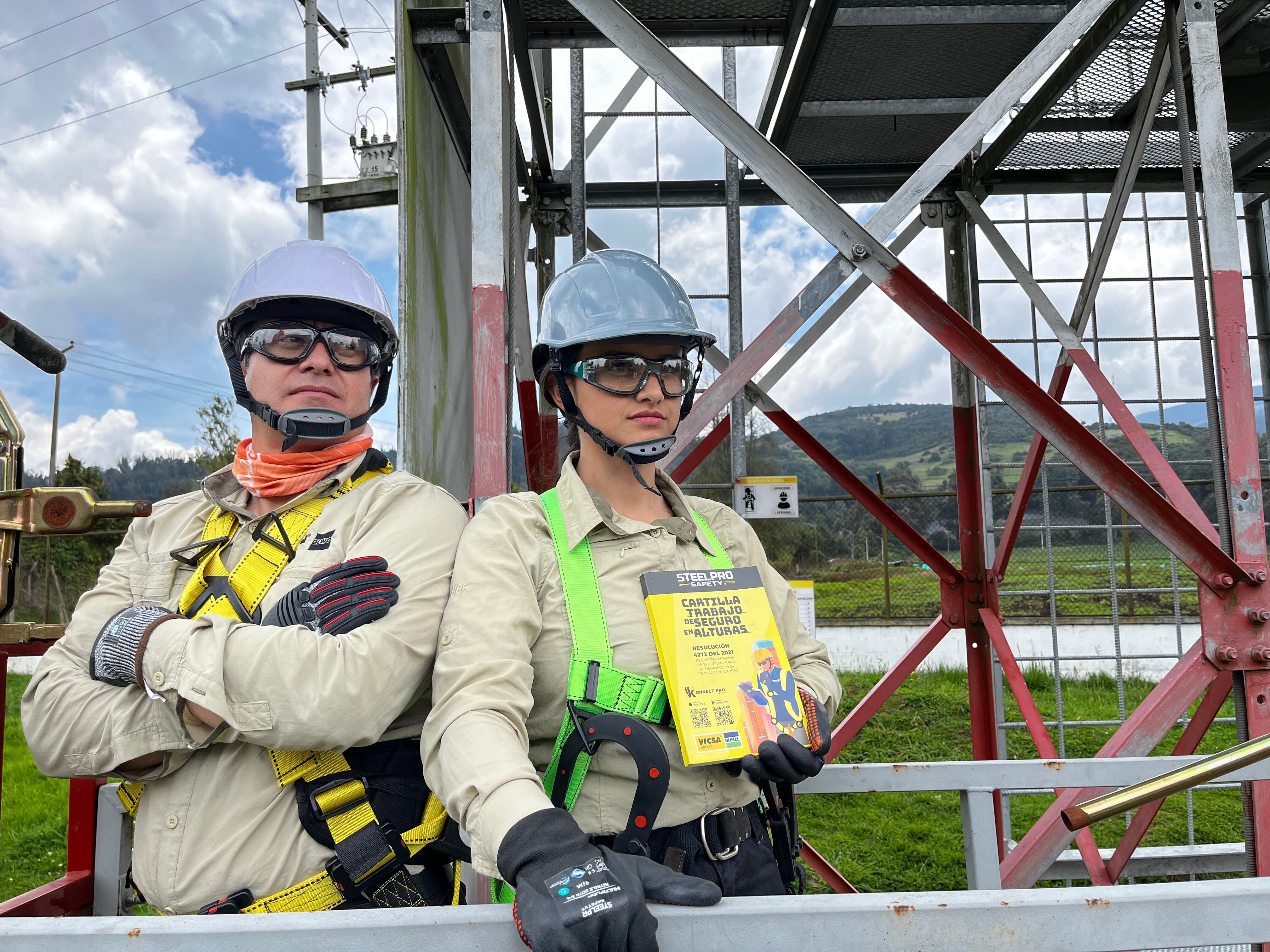 La empresa elabora ropa de trabajo con tejidos de protección UVA/UVB que protegen la piel en zonas con temperaturas extremas.