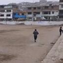 Las autoridades peruanas investigan el caso de una mujer de aproximadamente 30 años cuyo cuerpo sin vida fue encontrado en una chancha deportiva, en lo que parece ser un caso de feminicidio.