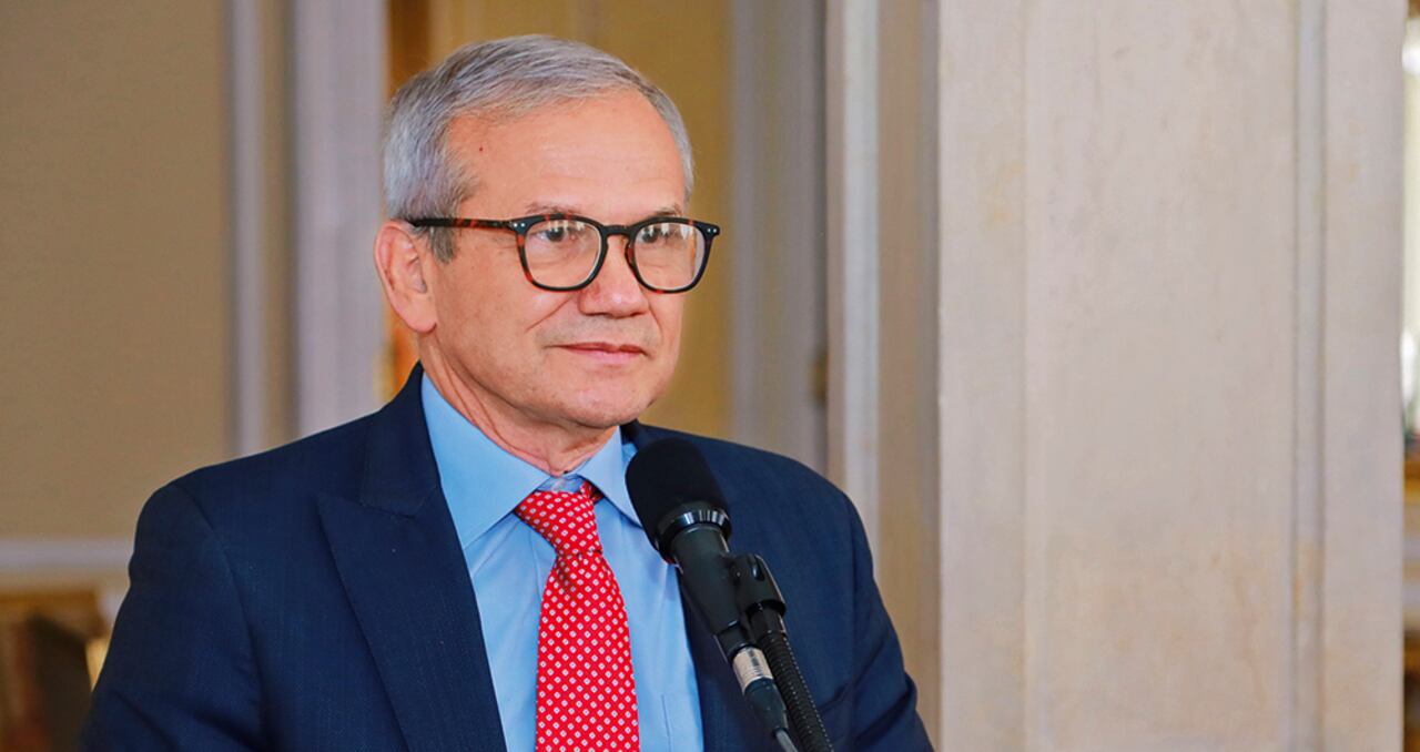 Carlos Ramón González, exdirector del DNI, estaba preocupado por las declaraciones de Olmedo López y Sneyder Pinilla en el escándalo de la UNGRD. González salió del país hace cinco meses.