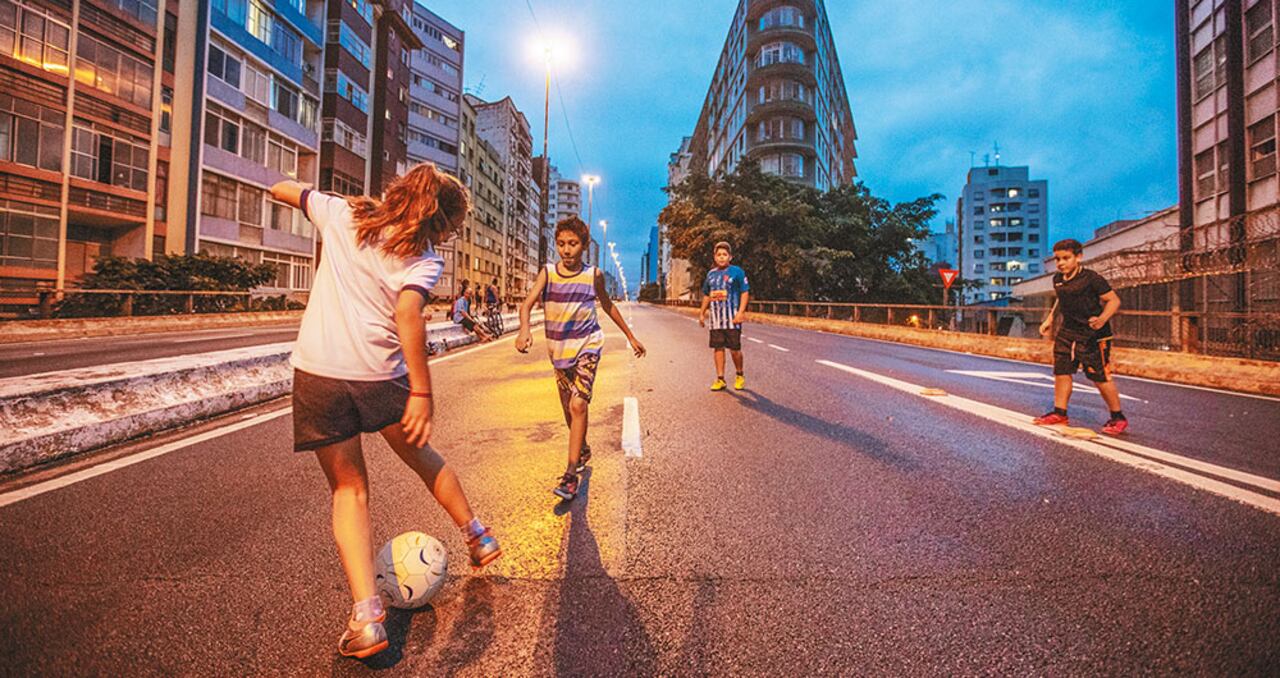 La vía elevada Presidente João Goulart se cruza con la Avenida São João cerca de la estación de metro de Santa Cecilia.