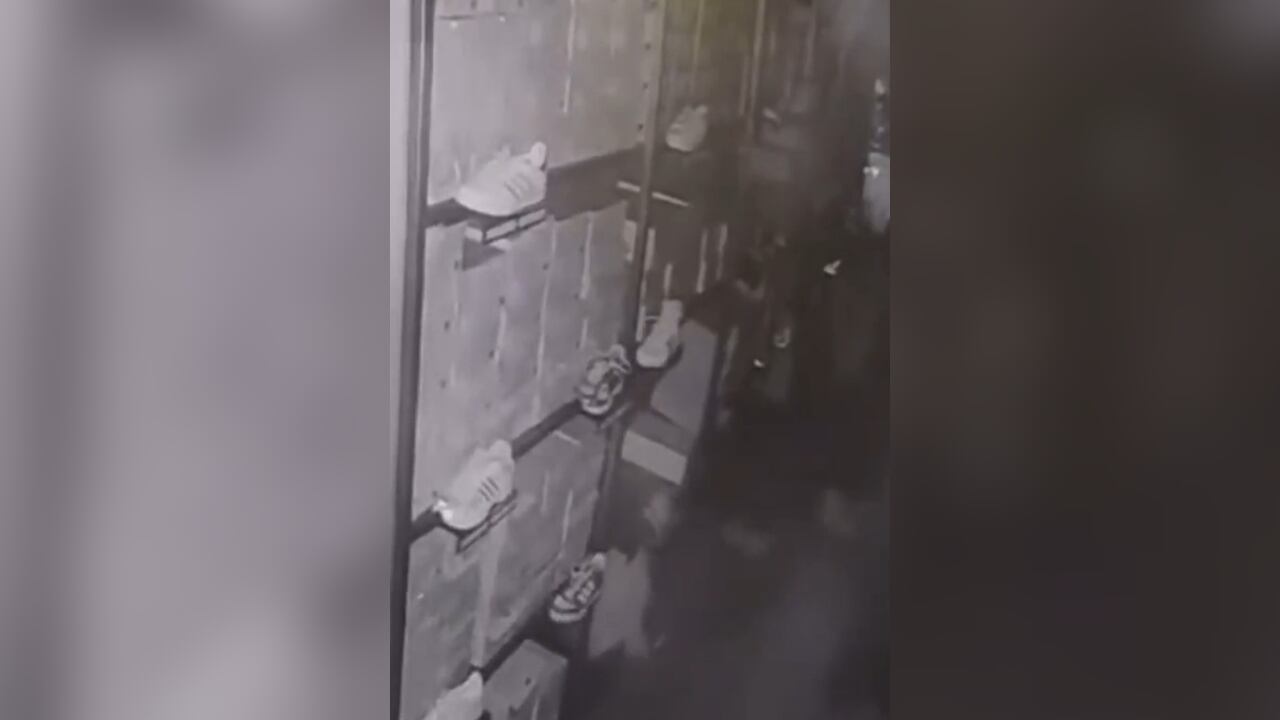 Los delincuentes abrieron un hueco en la pared para su objetivo.