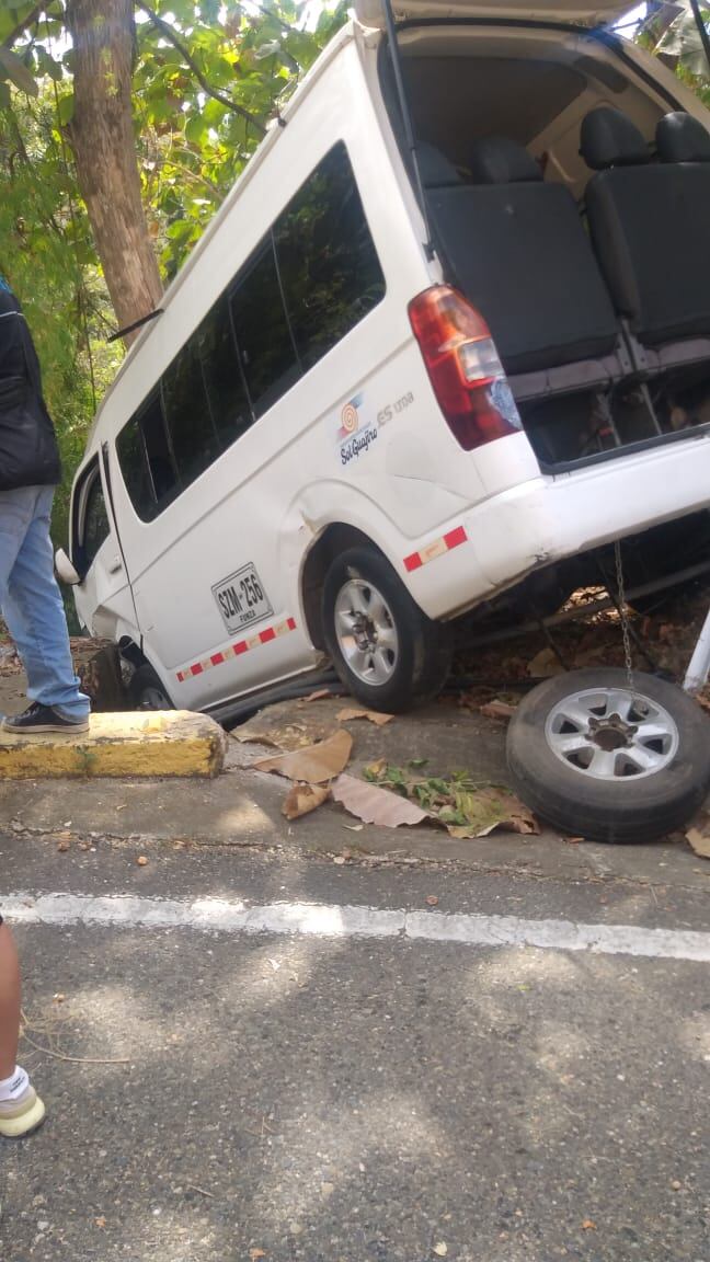 La van cubría la ruta Santa Marta - Minca