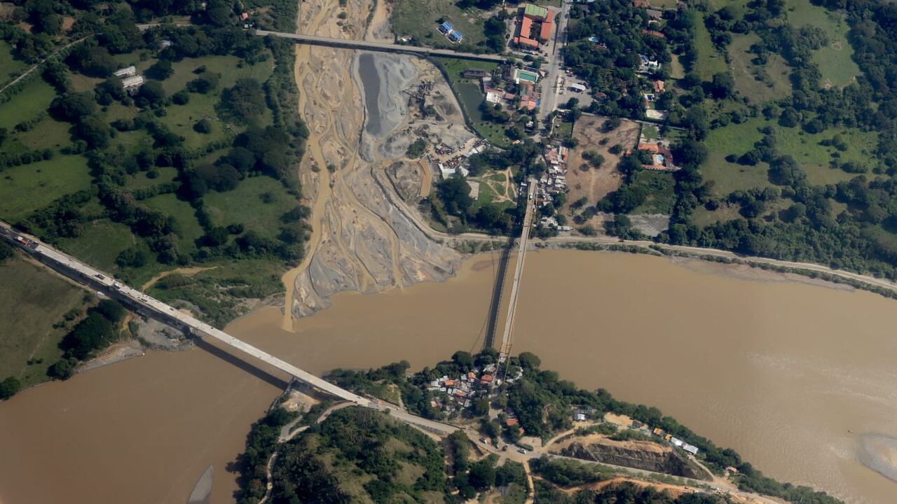 Puente sobre el río Cauca en la Autopista al Mar 1.
