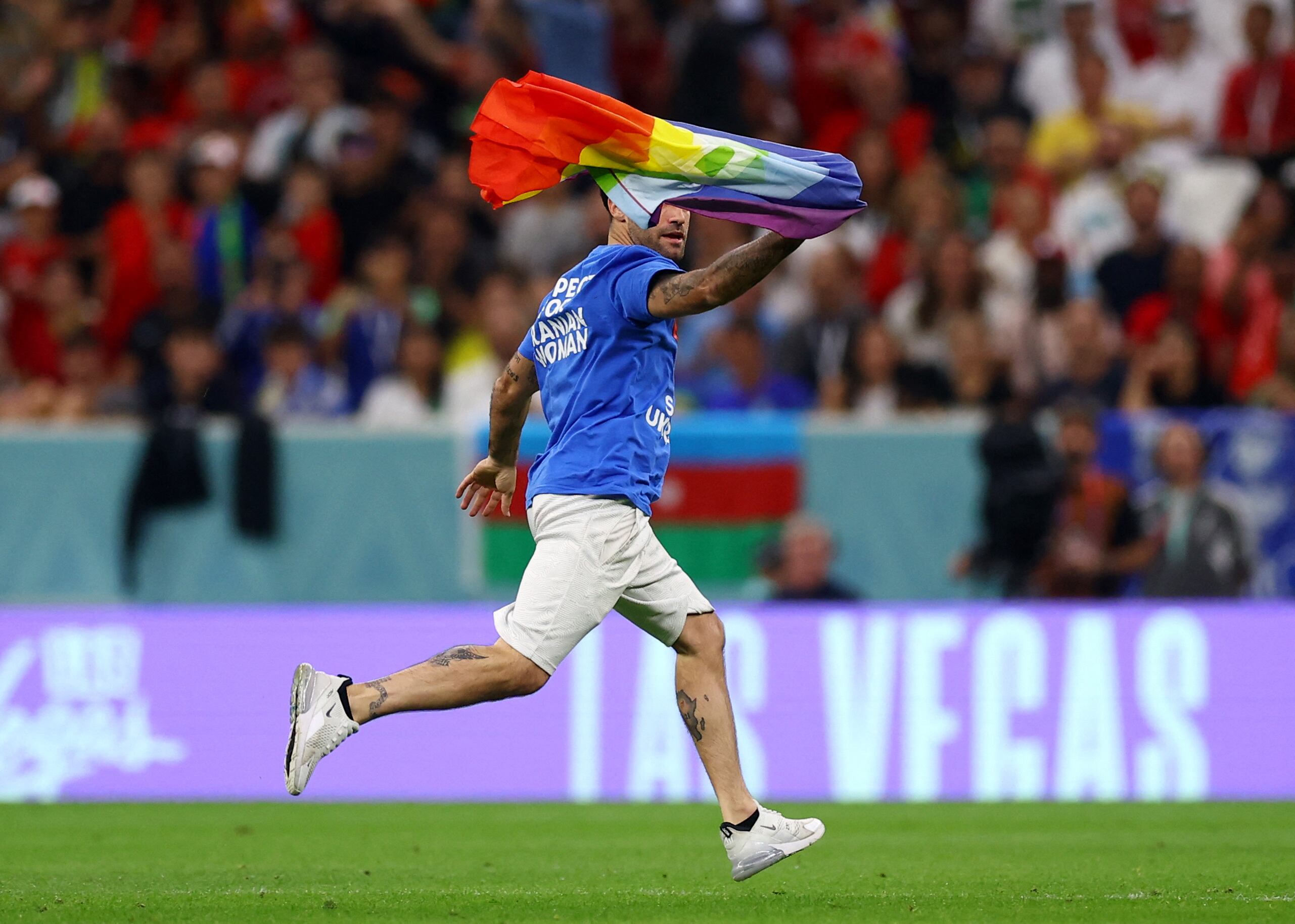 Hincha ingresó al campo del juego con bandera LGBT+