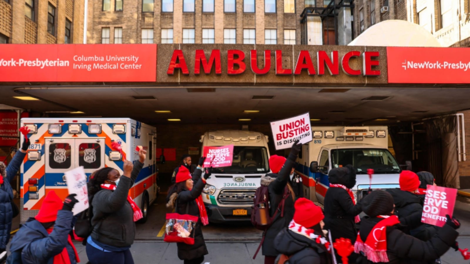Enfermeras sindicalizadas se mantienen en huelga frente a un hospital de Nueva York, exigiendo mejores salarios y más seguridad laboral.