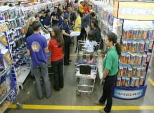 Aunque comprar útiles en establecimientos comerciales es un plan familiar, la jornada suele ser agotadora.