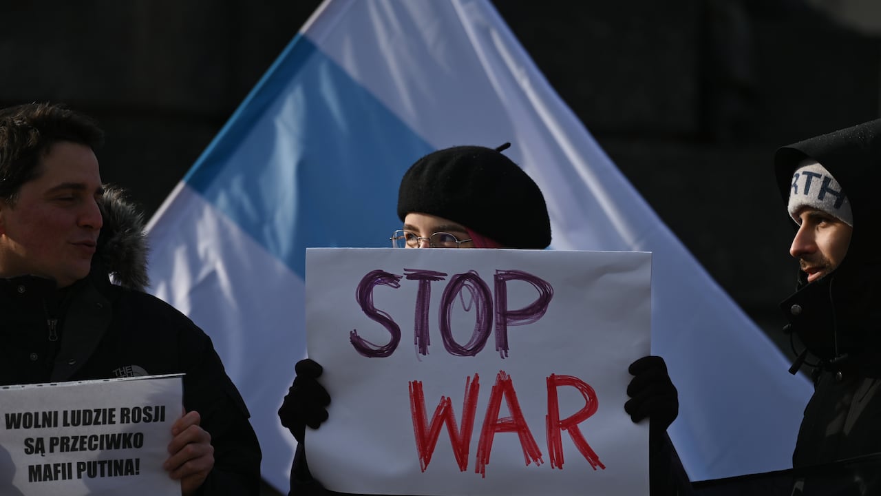 El grupo de treinta activistas se reunió para expresar su oposición a la guerra en Ucrania bajo el liderazgo de Vladimir Putin. En una protesta silenciosa, demostraron su apoyo a Ucrania, su compromiso de promover la paz y la unidad en medio del conflicto en curso. (Foto de Artur Widak/NurPhoto vía Getty Images)