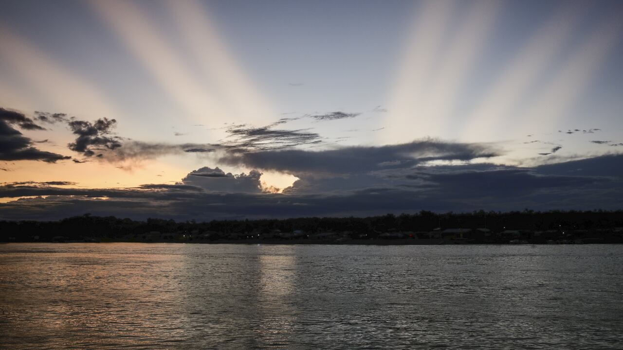 BUENAVENTURA - COLOMBIA - 05 DE OCTUBRE: Puesta de sol en la costa del río Atrato en Quibdó, Chocó, Colombia el 05 de octubre de 2021.