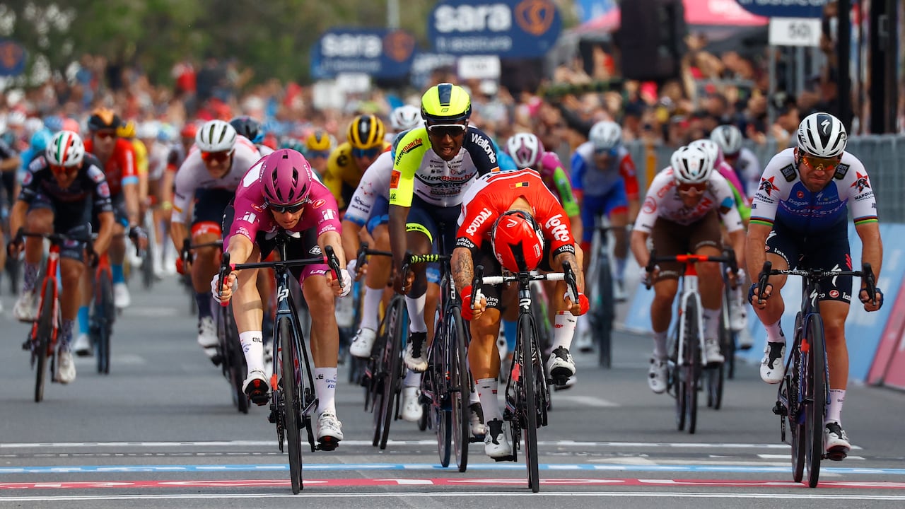 Team Groupama-FDJ's French rider Arnaud Demare (L) crosses the finish line to win ahead of Team Lotto's Australian rider Caleb Ewan (C) the 6th stage of the Giro d'Italia 2022 cycling race, 192 kilometers between Palmi and Scalea, Calabria, on May 12, 2022. (Photo by Luca Bettini / AFP)