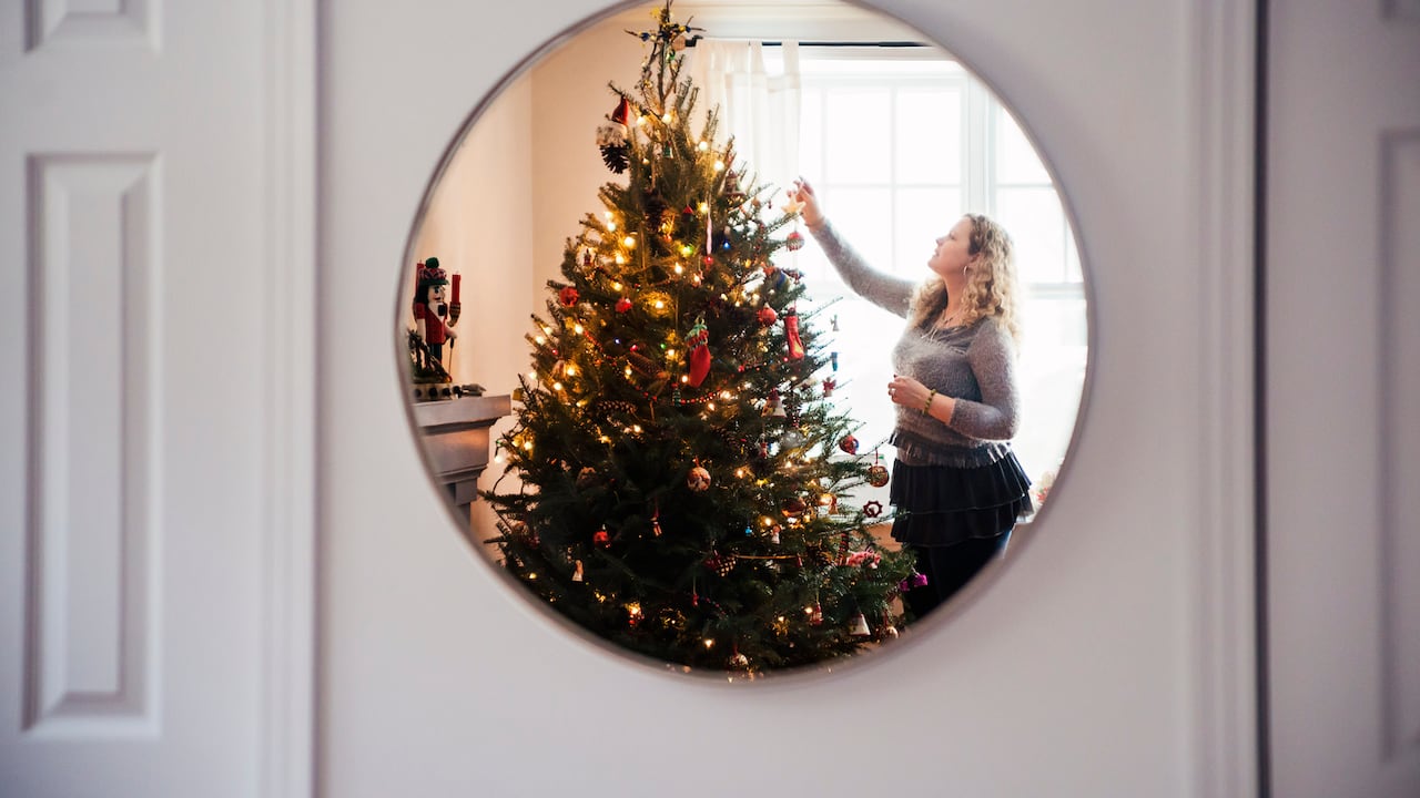 Descubra el arte de la decoración navideña en 5 minutos: Transforme su espejo en una obra maestra festiva.