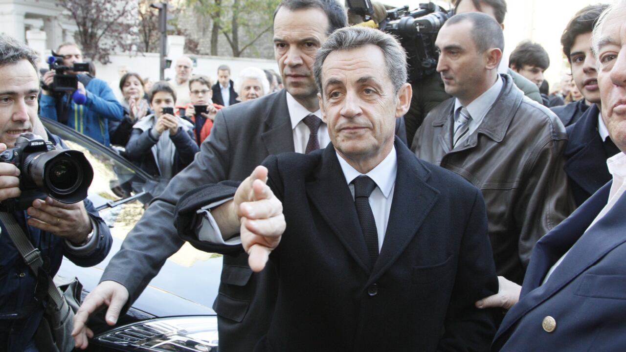 Sarkozy anunció que se iba a apartar de la políti-ca, pero la actual situación del país le hizo cambiar de decisión. Su regreso no será para nada fácil.