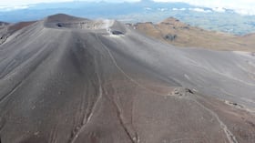 La Alcaldía de Puracé informó sobre la caída de ceniza en sectores cercanos al volcán Puracé y reiteró que la cadena volcánica Los Coconucos continúa en alerta amarilla bajo monitoreo permanente del Servicio Geológico Colombiano.