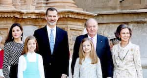 Juan Carlos I abdicó y Felipe VI y su familia le dieron por varios años un nuevo aire en la realeza española. Pero las grietas no dejan ver. Sofía no es cercana a la reina Letizia ni a sus hijas, sus yernos la han hecho quedar mal y nunca decidió divorciarse de su esposo. El matrimonio estaba quebrado.