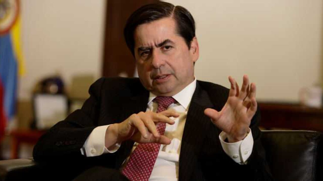El ministro del Interior Juan Fernando Cristo, en aprietos por presunta participación en política.