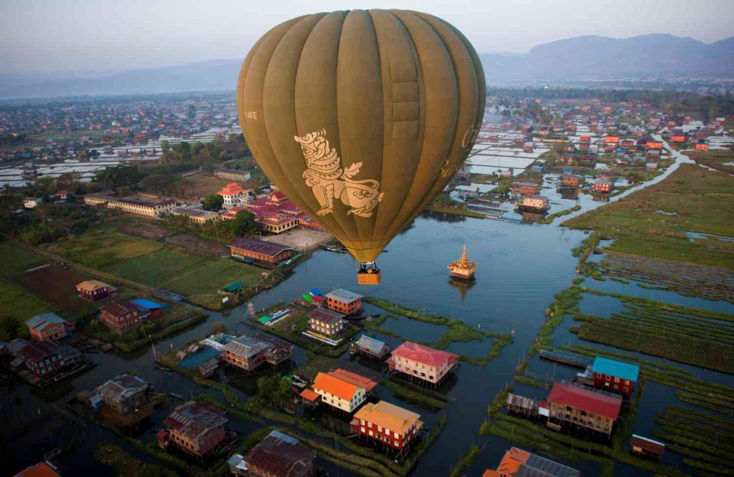 Febrero 18 - Esta toma aérea muestra un globo aerostático que sobrevuela el lago Inle en el estado de Shan, Myanmar. Los expertos alertan sobre la sequía del río y piden acciones prontas para evitar un desastre ambiental. FOTO: Ye Aung THU / AFP