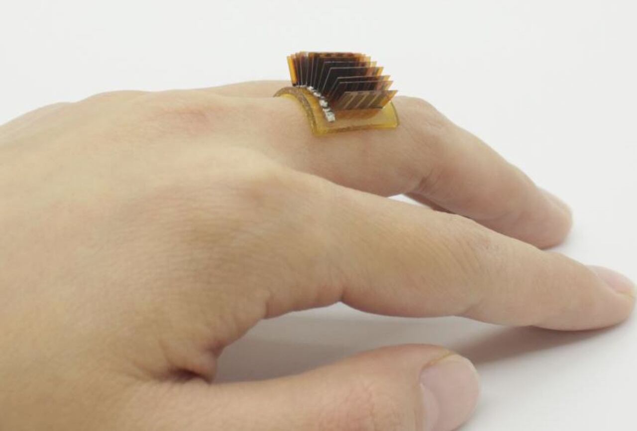 Un dispositivo termoeléctrico portátil que se usa como anillo.
XIAO LAB