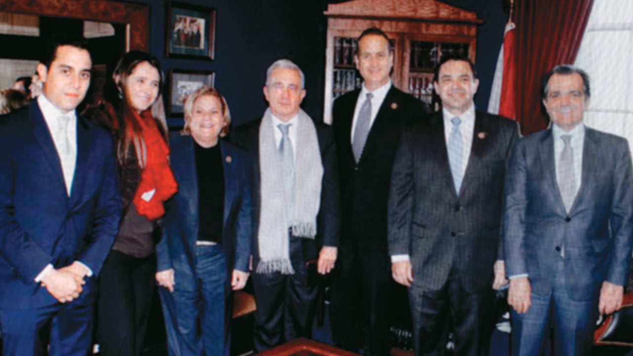 En Washington, el expresidente se reunió con los representantes Henry Cuéllar, Mario Díaz-Balart e Ileana Ros-Lehtinen , acompañado del excandidato presidencial Óscar Iván Zuluaga y los congresistas Federico Hoyos y Paloma Valencia.