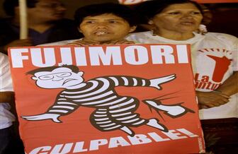 Familiares de víctimas durante la administración del ex presidente Alberto Fujimori, que permaneció durante 10 años en el poder, sostienen carteles que dicen: “Fujimori, culpable”, durante una protesta afuera del Palacio de Justicia, en Lima. 