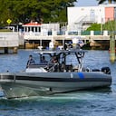 Patrulla de la Guardia Costera de EE. UU. en medio de los operativos de rescate, tras los hechos ocurridos el pasado fin de semana.