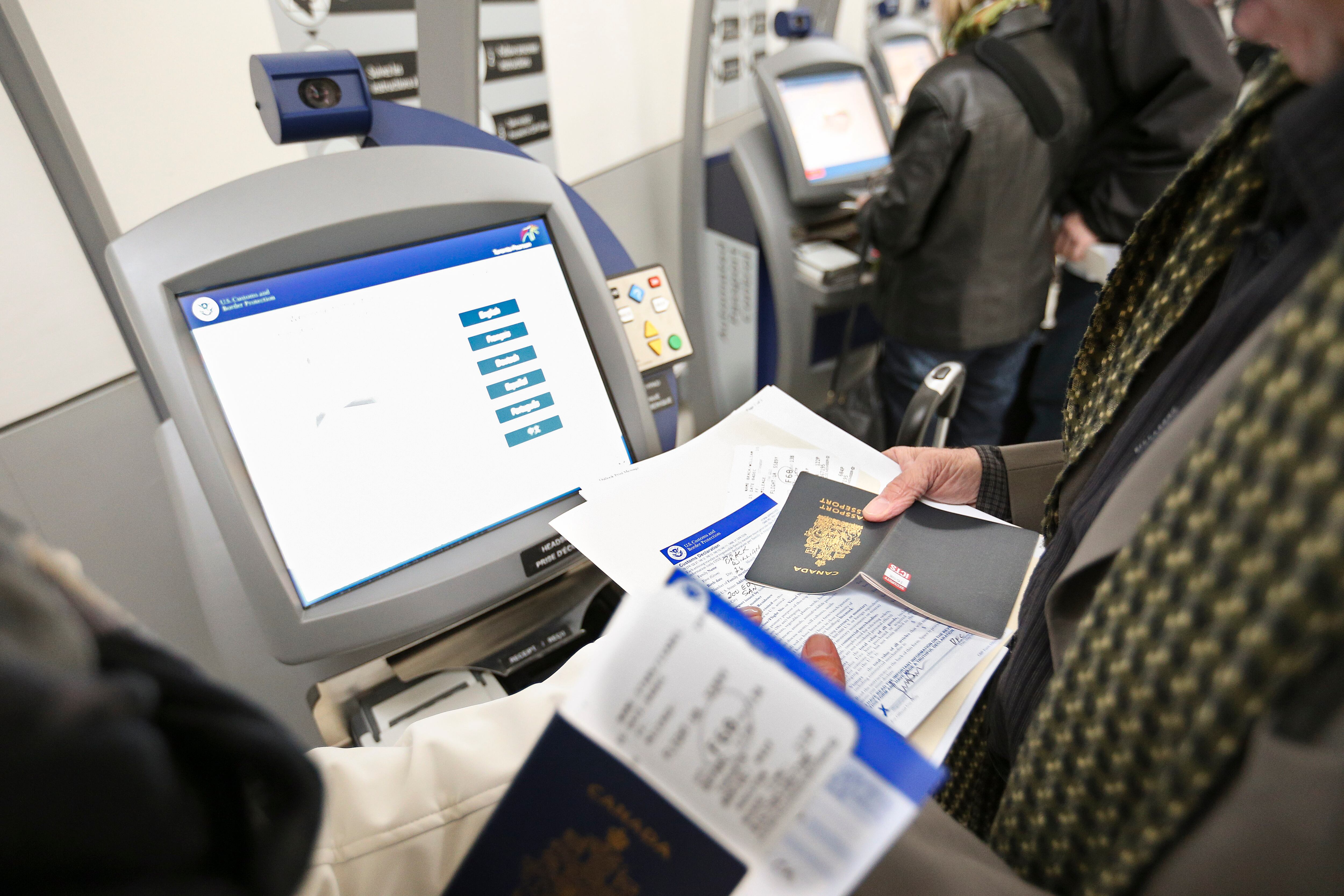 Viajeros en el aeropuerto de Toronto, Canadá