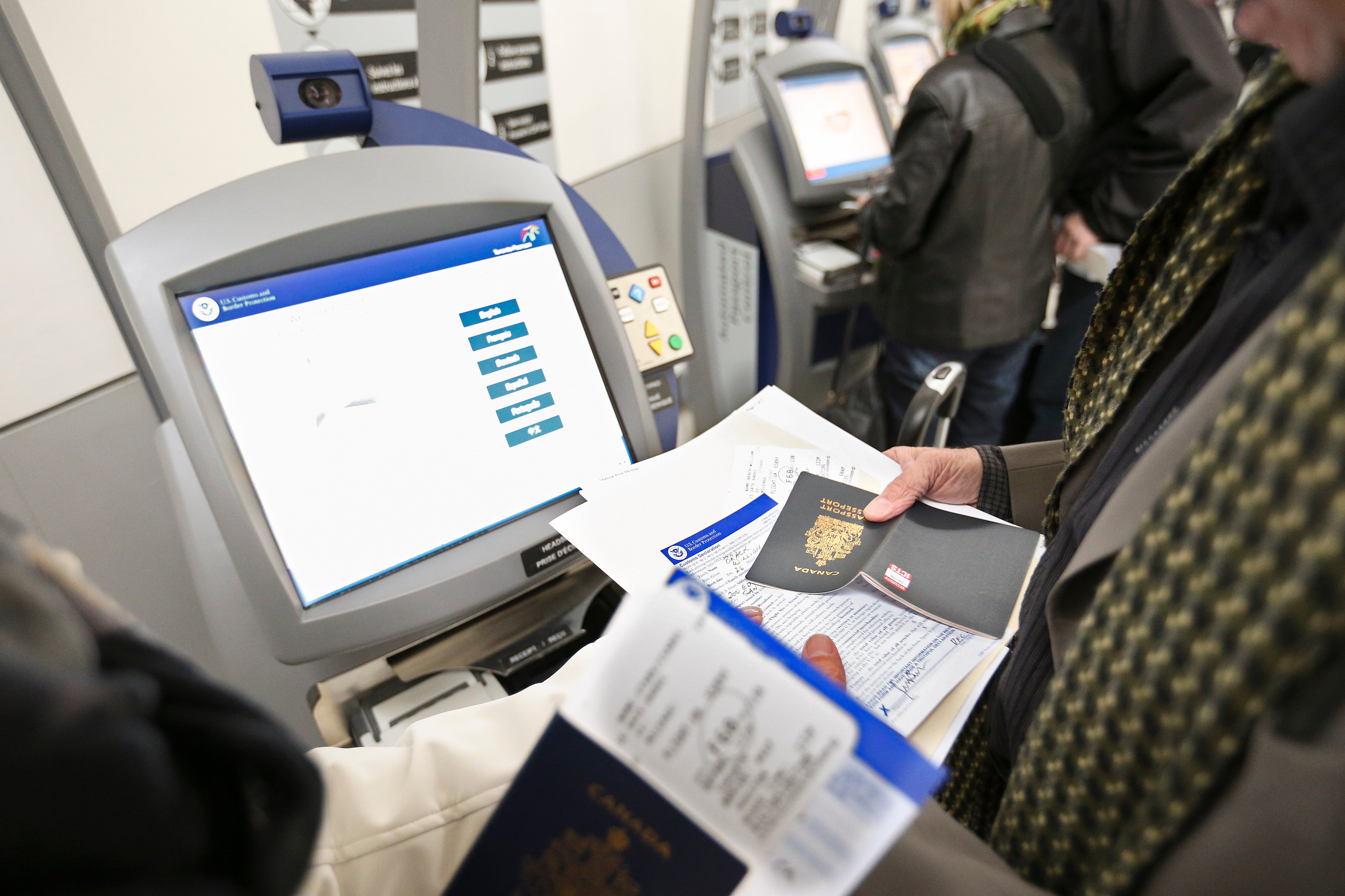 Viajeros en el aeropuerto de Toronto, Canadá