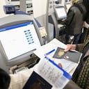 Viajeros en el aeropuerto de Toronto, Canadá