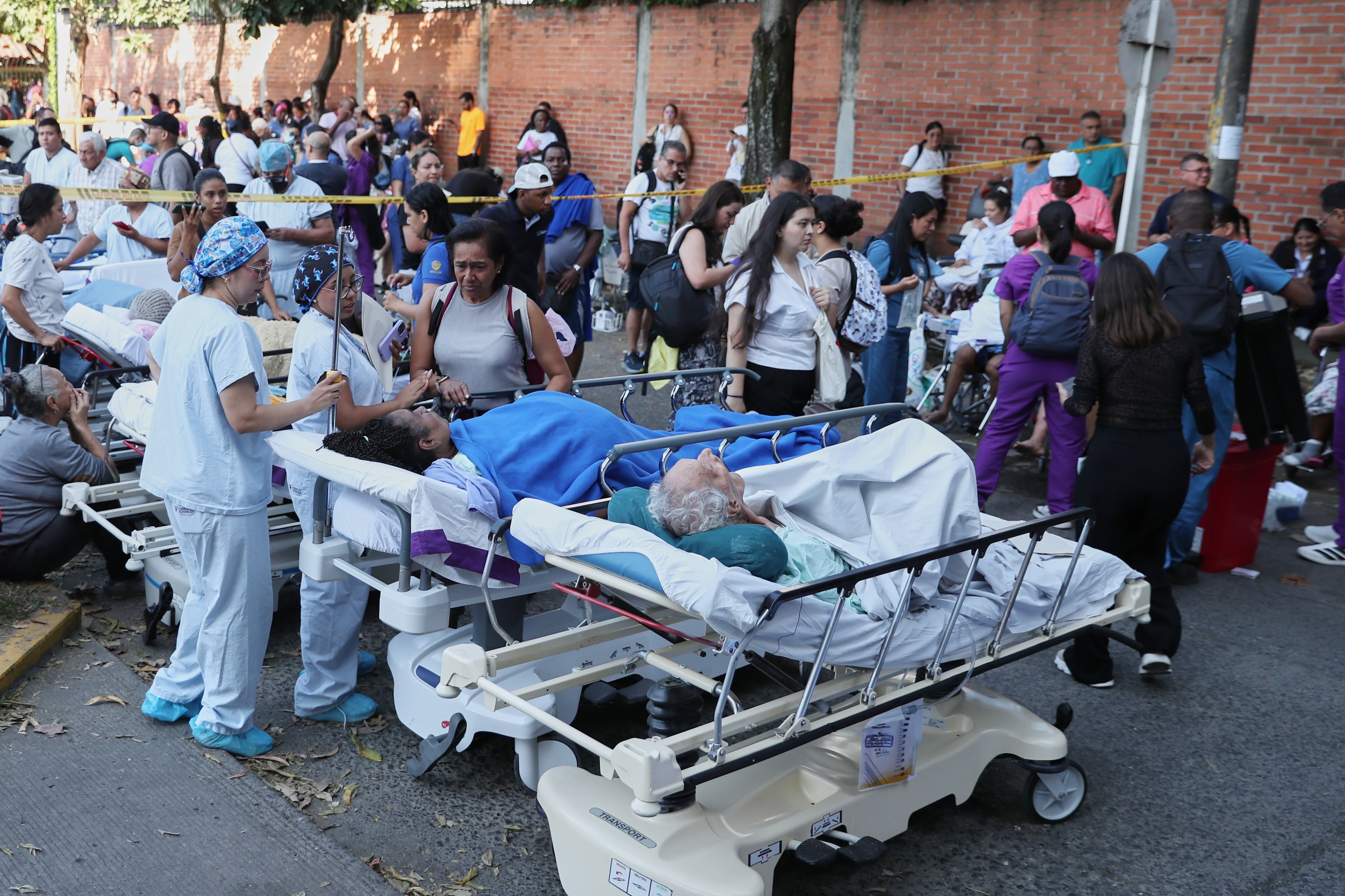 Los pacientes son evacuados de un hospital tras el terremoto que azotó Cali, Colombia, el lunes 10 de agosto de 2026. (AP Foto/Santiago Saldarriaga)