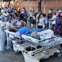 Los pacientes son evacuados de un hospital tras el terremoto que azotó Cali, Colombia, el lunes 10 de agosto de 2026. (AP Foto/Santiago Saldarriaga)