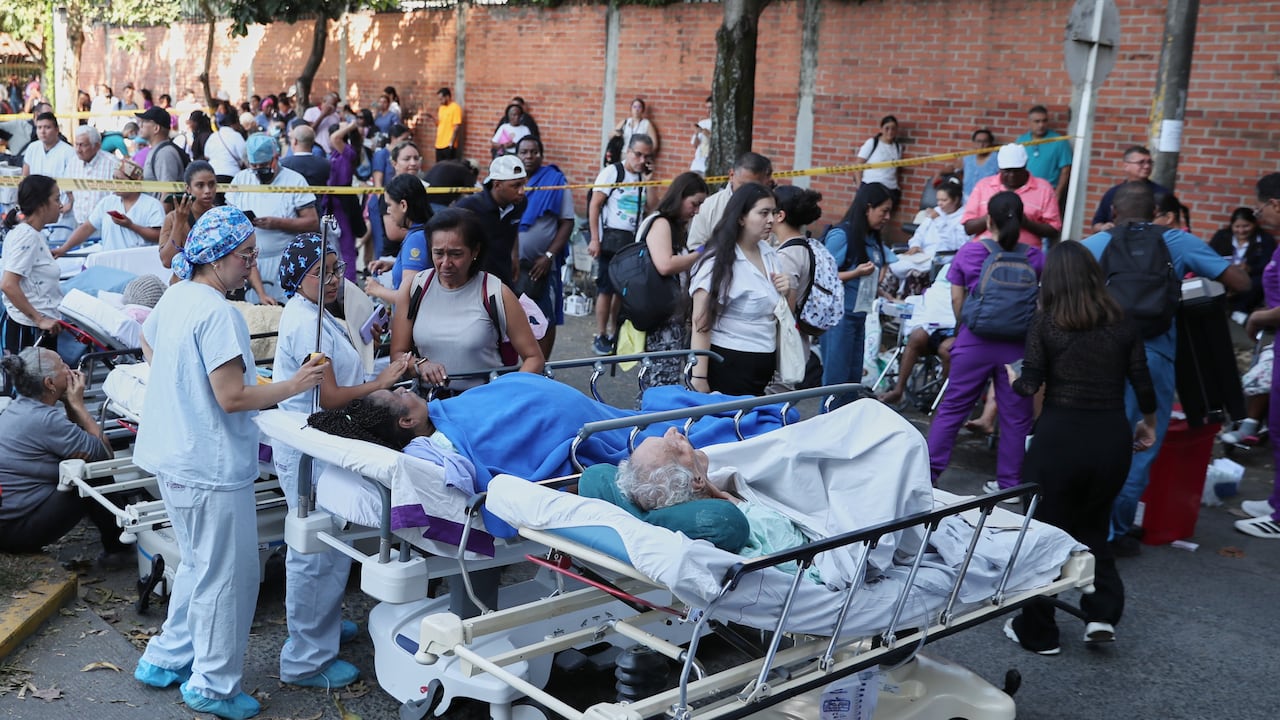 Los pacientes son evacuados de un hospital tras el terremoto que azotó Cali, Colombia, el lunes 10 de agosto de 2026. (AP Foto/Santiago Saldarriaga)