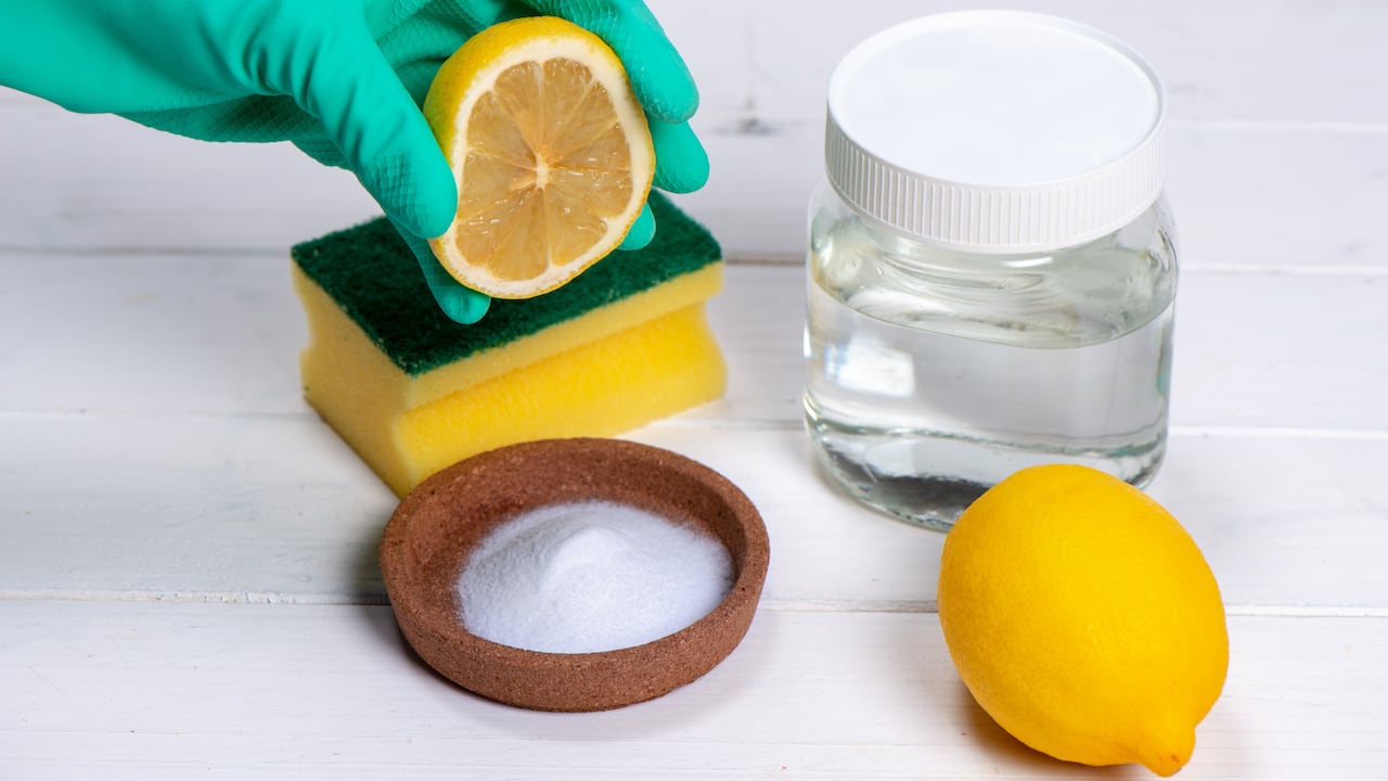 Bicarbonato, vinagre y limón para la limpieza del hogar.