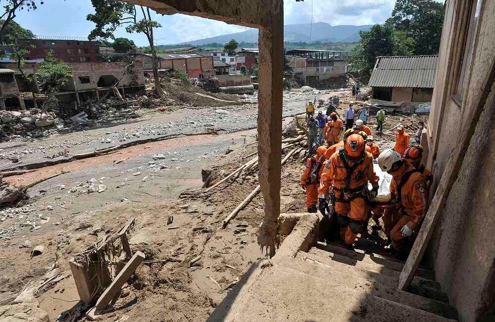 Miembros de la Defensa Civil cargan el cuerpo sin vida de una mujer, el martes 4 de abril de 2017, luego que la noche del 31 de marzo una avalancha provocada por el desbordamiento de tres ríos (el Mocoa, Mulato y Sangoyaco), arrasó con todo lo que encontró a su paso. Hasta el momento la cifra de muertos se eleva a  por lo menos 280 victimas, entre ellas 144 niños. Foto: Carlos Julio Martínez / Enviado Especial de Semana