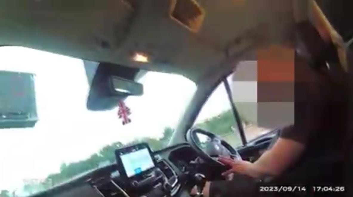 El conductor fue interceptado por la policía quien lo despertó para hacerle una prueba de alcoholemia