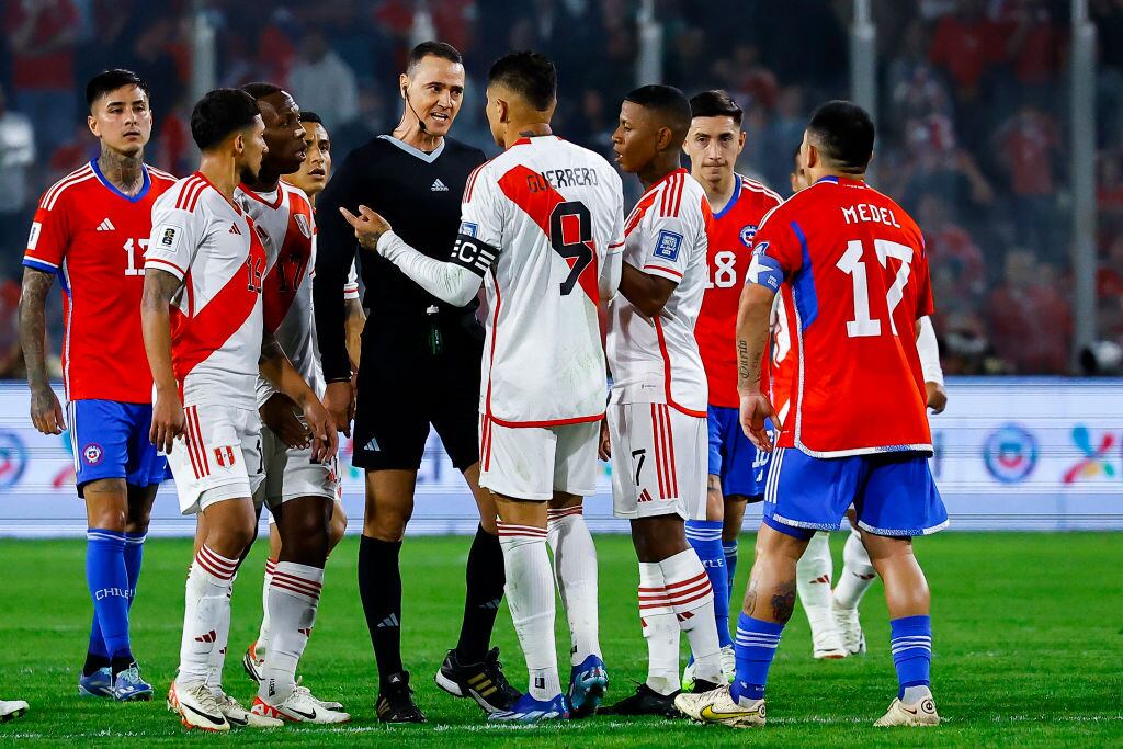 Wilmar Roldán dirigió el juego entre Chile y Perú